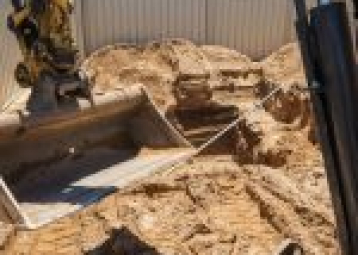 When to use an excavator vs a backhoe: choosing the right machine for the job